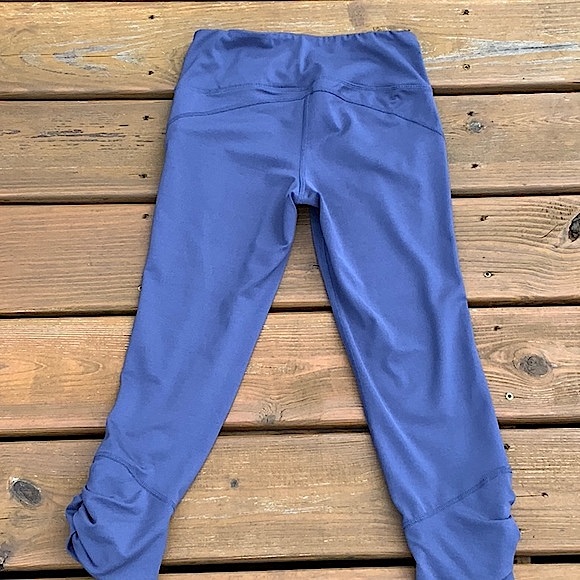 Old Navy Activewear Cropped Pants With Ruching - Picture 6 of 6